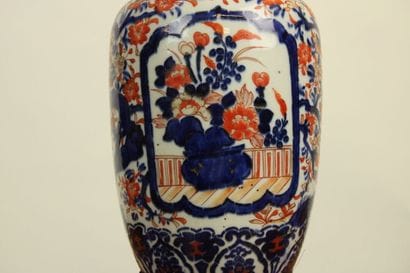 JAPON. Vase en porcelaine imari à décor floral....