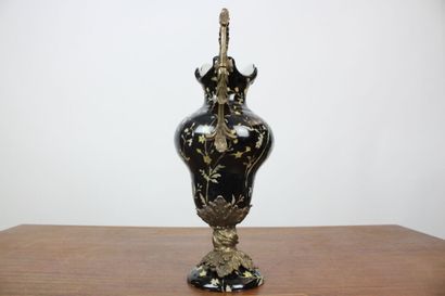 Aiguière en porcelaine craquelée et bronze...