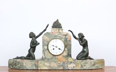 Pendule de cheminée à décor de Promethée...
