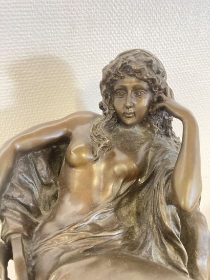Ecole du XIXe siècle, Femme assise, bronze...