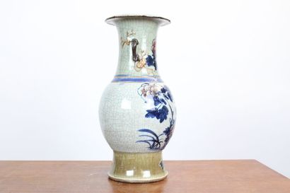 CHINE
Vase en faïence craquelé à décor de...