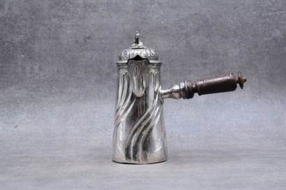 Chocolatière en argent, corps torsadé. Poids...