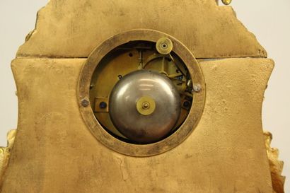 Pendule en métal dans le goût Néo-Renaissance...