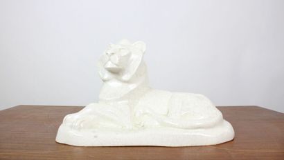 Lion allongé en porcelaine craquelée blanche....