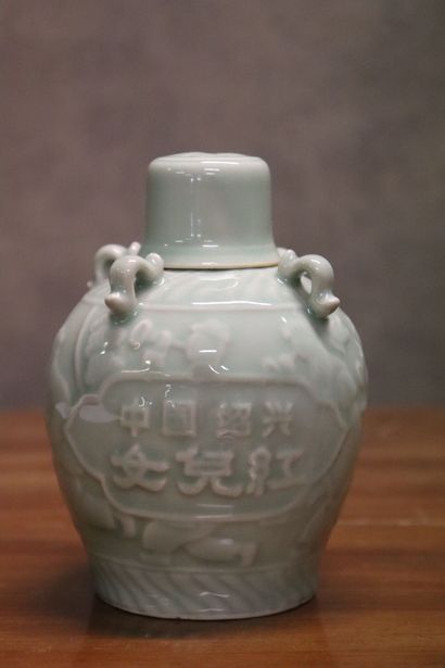 CHINE. Pot couvert en céladon à décor d'écritures...