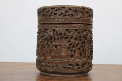 CHINE. Pot couvert cylindrique en bois sculpté...