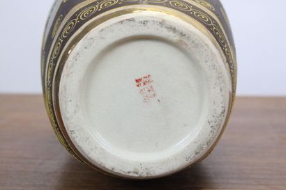JAPON. Paire de vase satsuma en porcelaine...