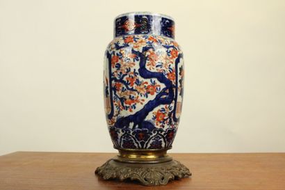 JAPON. Vase en porcelaine imari à décor floral....