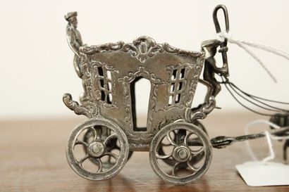 Carrosse tiré par ses quatre chevaux en argent,...