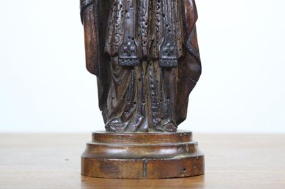 Statuette en bois sculpté représentant Saint-Pierre....