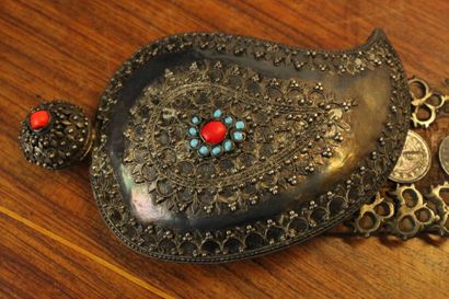 TIBET Ceinture en cuir, laine et argent repoussé...