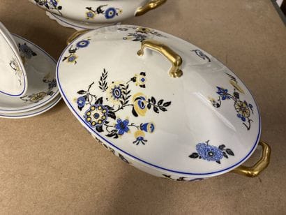LIMOGES (in the taste of) Part of porcelain...