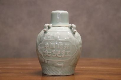 CHINE. Pot couvert en céladon à décor d'écritures...