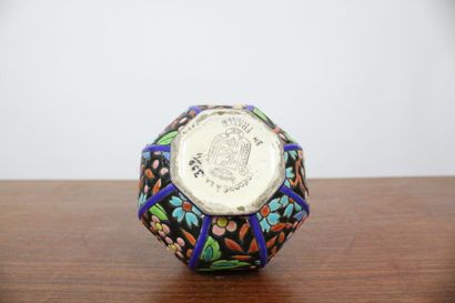 LONGWY
Vase boule à décor de feuillages et...