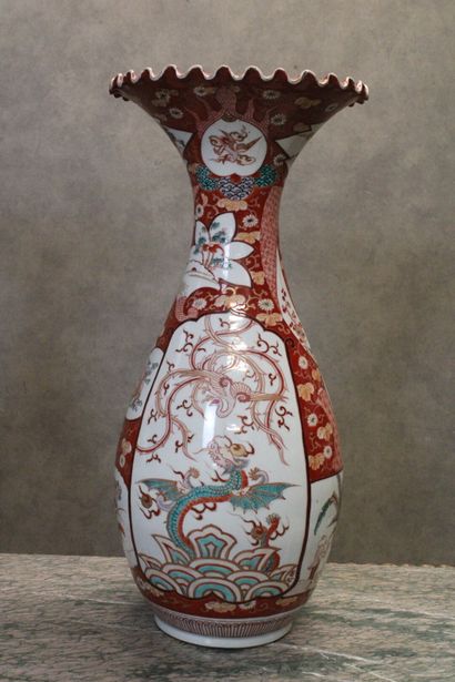 JAPON. Paire de grands vases de forme balustre...