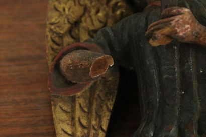 Ange sonnant de la trompette en bois sculpté...