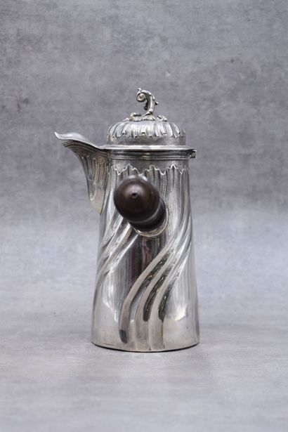 Chocolatière en argent, corps torsadé. Poids...