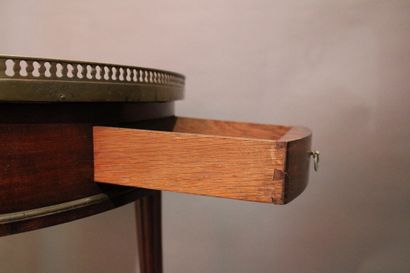 Table bouillotte de style Louis XVI en acajou,...