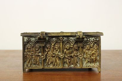 Dans le goût néo-gothique. Coffret en bronze...