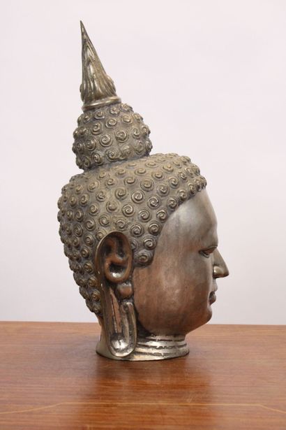 THAILANDE. Tête d'une divinité en laiton...