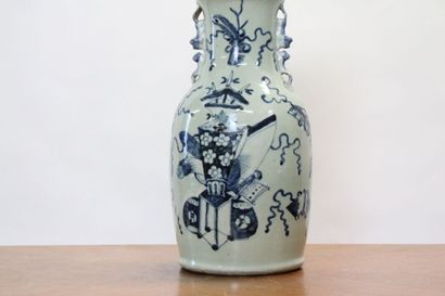 CHINE. Vase balustre en porcelaine blanche...