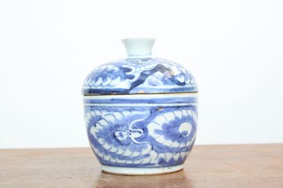 CHINE.
Pot couvert en porcelaine à décor...