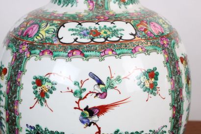 CHINE. Paire de vases balustre en porcelaine...