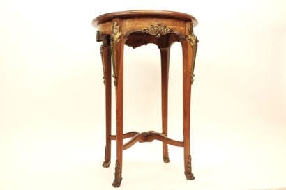 Petite table volante de style Napoléon III...
