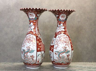JAPON. Paire de grands vases de forme balustre...