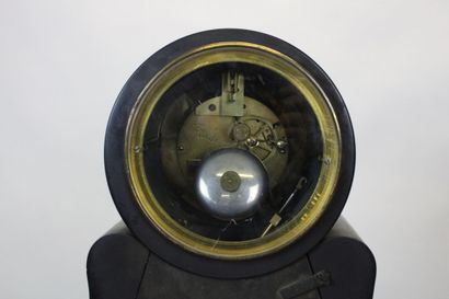 Importante pendule borne en marbre noir décorée...