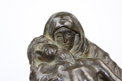 Oscar SINIA (1877-?) 
Pieta, bronze, signée...