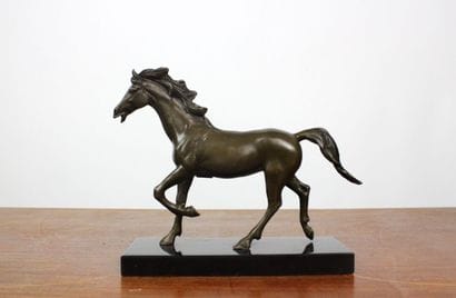 Poulain au galop, bronze, cachet sous le...