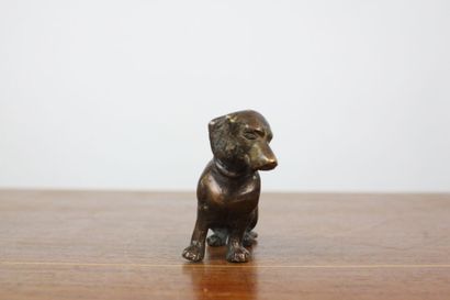 Ecole moderne. Chien de chasse assis, bronze...