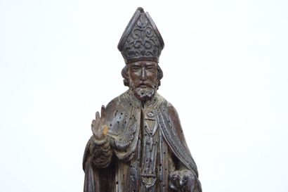 Statuette en bois sculpté représentant Saint-Pierre....