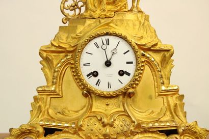 Pendule en métal dans le goût Néo-Renaissance...
