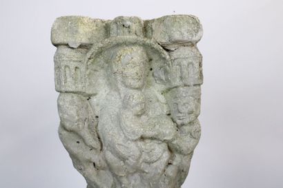 Élément de chapiteau en pierre, la base quadrangulaire,...