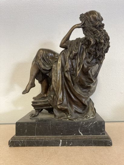Ecole du XIXe siècle, Femme assise, bronze...