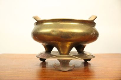 CHINE. Brûle encens en métal doré avec son...