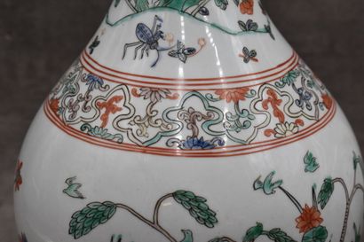 CHINE. Paire de vases en porcelaine blanche...