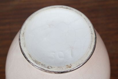 Vase boule en porcelaine craquelée à décor...