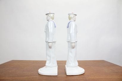 Ecole moderne, paire de matelots en céramique...