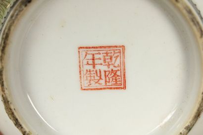 CHINE. Vase boule à col en porcelaine blanche...