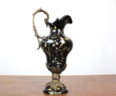 Aiguière en porcelaine craquelée et bronze...