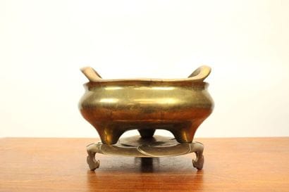 CHINE. Brûle encens en métal doré avec son...