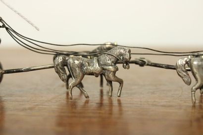 Carrosse tiré par ses quatre chevaux en argent,...