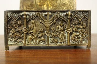 Dans le goût néo-gothique. Coffret en bronze...