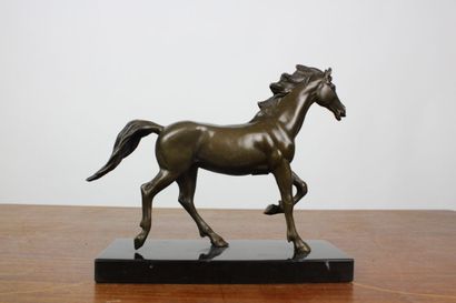 Poulain au galop, bronze, cachet sous le...