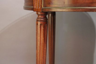 Table bouillotte de style Louis XVI en acajou,...