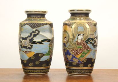 JAPON. Paire de vase satsuma en porcelaine...