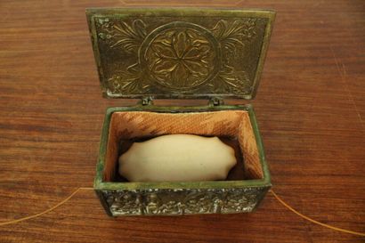 Dans le goût néo-gothique. Coffret en bronze...